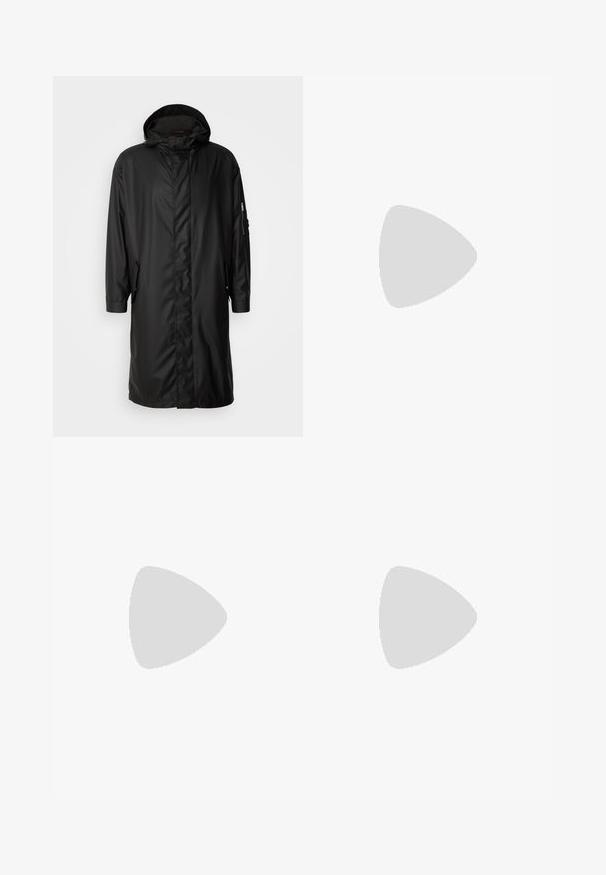 Černý voděodolný dlouhý kabát s kapucí, bočními kapsami a kapsou na zip na rukávu. Hladká textura a minimalistický design.; Černá mikina s dlouhými rukávy, kulatým výstřihem, předním šedým čtvercovým logem, jemnou strukturou a žebrovanými manžetami a lemem.; Šedé džíny z denimu se střihovým designem rovného nohavice, obsahující přední kapsy, zapínání na knoflík a jemnou strukturu.; Černé kotníkové boty s hladkým povrchem, elastickými bočními panely a kontrastním červeným poutkem, s tlustou gumovou podrážkou a zaoblenou špičkou.