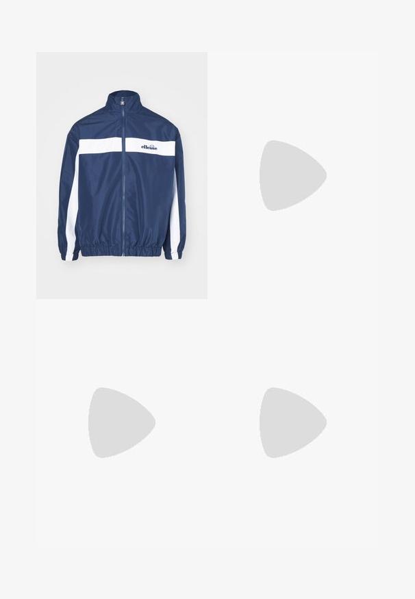 Casaco corta-vento azul-marinho com uma faixa branca no peito, gola alta, fecho de correr completo, punhos e bainha elásticos. Possui um logotipo bordado no peito.; T-shirt de mangas longas branca feita de algodão. Design de gola redonda com punhos canelados e um pequeno logotipo na manga esquerda. Textura suave.; Jeans de denim azul claro com design de perna reta, apresentando uma cintura de altura média, cinco bolsos e um fecho de botão e zíper.; Sapatilhas de tecido preto com atacadores brancos, sola de borracha bege e detalhe em vermelho no calcanhar. Bico arredondado e mínimo detalhe de costura.