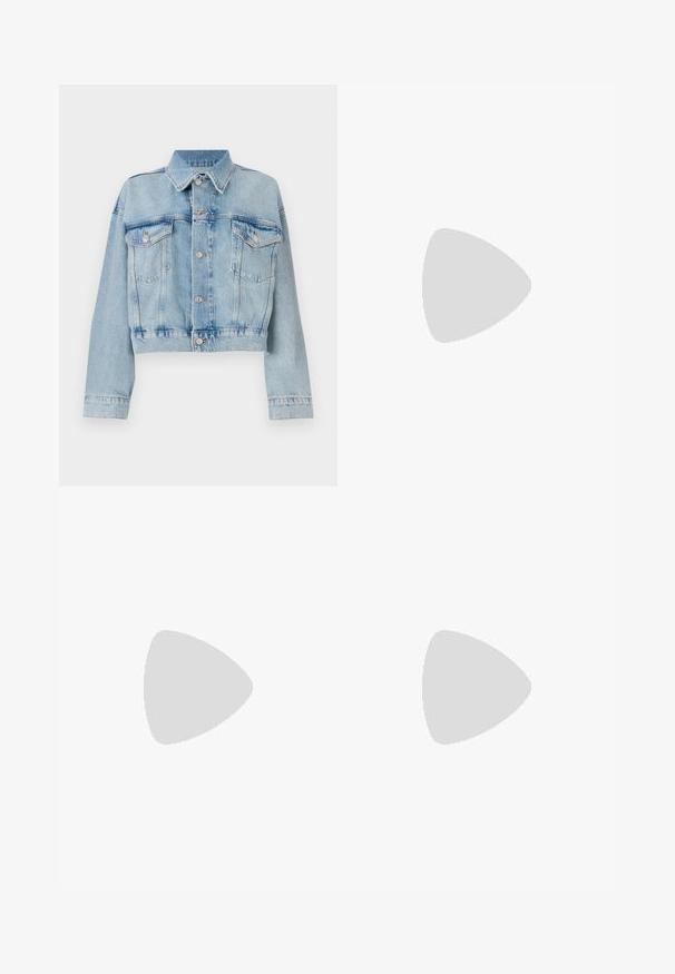  Lichtblauwe denimjas met een cropped ontwerp, voorzien van twee borstzakken, een kraag en zilverkleurige knopen. Zachte textuur en casual stijl.; Mouwloos topje in lichtbeige, met een ribbeltextuur en een hoge, geplooide halslijn. De getailleerde pasvorm accentueert de vorm.; Beige wijde broek met een gladde textuur, hoge tailleband en diepe plooien aan de voorkant. Heeft een brede en vloeiende snit.; Zwarte leren sandalen met dunne banden en een gespsluiting rond de enkel. Platte zool met een gestructureerde afwerking en een zigzagrand. Minimalistisch design.
