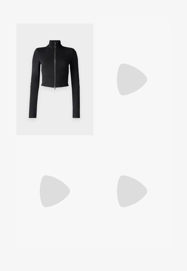 Patrizia Pepe JACKETS - Giubbotto Bomber - nero; T-shirt bianca cropped, maniche corte e larghe, tessuto di cotone morbido, scollatura rotonda con bordino arancione sottile, design minimale, senza motivi o grafiche.; Pantaloni neri su misura con un design a gamba dritta, dotati di tasche frontali e un tessuto liscio e strutturato. Dettagli ordinati e minimalisti.; Stivale in pelle nera fino al ginocchio con punta arrotondata, suola in gomma spessa e zip laterale per la chiusura. Superficie liscia con dettagli minimi.