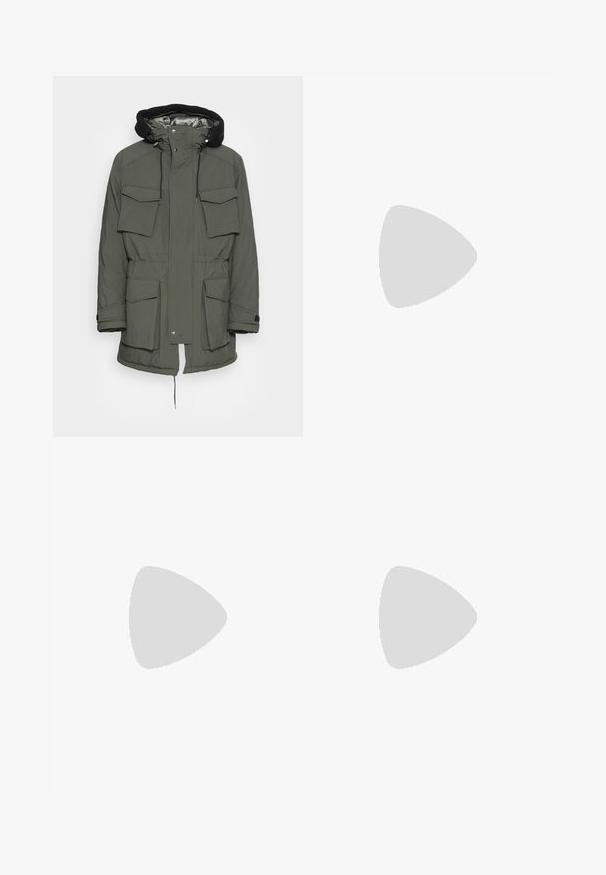 ARKET Casaco de inverno - green; T-shirt preta de algodão com mangas curtas, gola redonda e detalhe branco de três riscas nos ombros. Apresenta um pequeno logotipo branco no peito.; Calças atléticas pretas com um cós elástico, apresentando riscas brancas laterais e um pequeno logótipo. O material parece macio e leve.; Tenis em camurça preta com detalhes amarelos, apresentando três riscas e uma sola de borracha castanha. Inclui uma língua acolchoada para maior conforto.