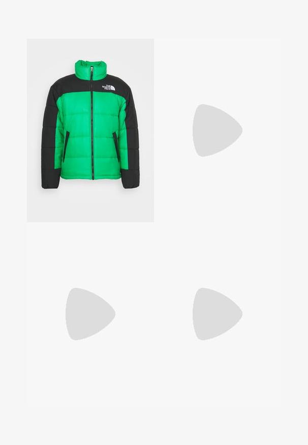 The North Face INSULATED JACKET - Vinterjakker - optic emerald; Hvid langærmet T-shirt lavet af bomuld. Rund halsudskæring med ribbede manchetter og et lille logo på venstre ærme. Glat tekstur.; Lyseblå denimjeans med straight leg-design, der har en mid-rise talje, fem lommer og en lukning med knap og lynlås.; Grå sportssko med overdel i mesh og ruskind, hvide accenter, en polstret sål og et særpræget design med reflekterende elementer.
