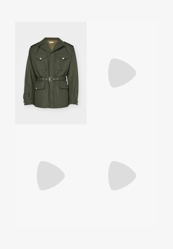 Bally Allvädersjacka - military green; Vit kortärmad t-shirt i bomull med v-ringning, med en svart "FILLING PIECES" logga tryckt på vänster sida.; Grå skräddarsydda byxor i texturerat tyg, med två framvikningar och rak bendesign. Inga synliga fickor eller utsmyckningar.; Vit sneaker med mockadetaljer, rund tå, platta snören och en krämfärgad gummisula. Har grön branding på hälen.