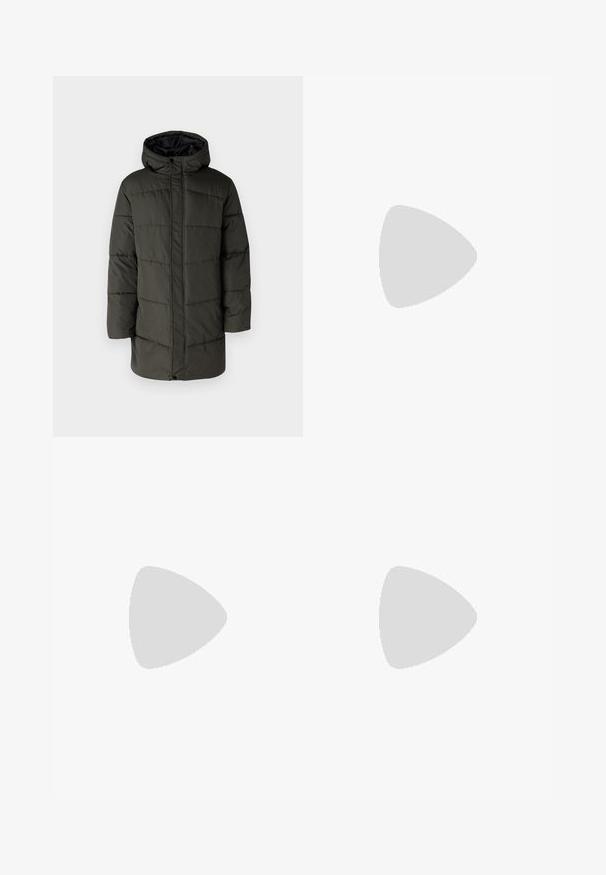 Olivengrøn polstret jakke med hætte, lynlåslukning og lodrette stikninger. Har sidelommer og et mellemlangt design.; Hvid kortærmet t-shirt lavet af bomuld, med rund hals og en glat tekstur, lige snit uden mønstre.; Cargo bukser i olivengrøn, lavet af slidstærkt stof. Har to sidelommer, en standard talje og en lige ben design.; Hvide lædersneakers med perforeringer, rund tå, flad sål og tykke snørebånd, med et synligt swoosh-logo og "AIR" på hælen.