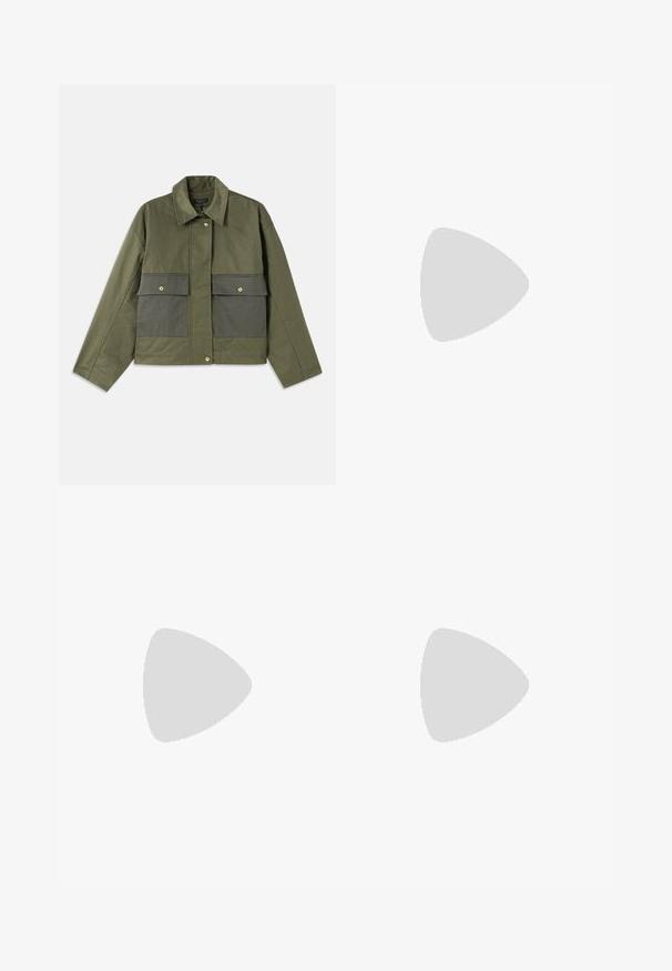 Veste olive en coton avec col, fermeture à boutons et deux grandes poches avant avec rabats.; Chemise blanche à manches longues au design ajusté. Dispose d'un grand col, d'une fermeture à boutons sur le devant avec des boutons marron, et d'un petit logo brodé.; Pantalon noir en tissu lisse avec taille haute, jambes larges, plis à l'avant et passants de ceinture classiques. Pas de poches latérales visibles.; Chaussure plate en cuir noir type Mary Jane avec un bout arrondi, ornée de clous ronds en argent et dotée d'une sangle réglable avec une boucle.