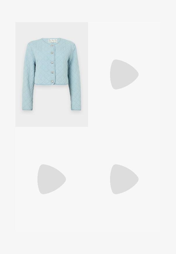 Giacca cropped trapuntata azzurra chiaro con maniche lunghe, dotata di scollatura rotonda e cinque bottoni lucidi di chiusura sul davanti.; T-shirt bianca a maniche corte realizzata in tessuto a costine. Collo rotondo, vestibilità regolare e dettagli di cucitura sottili. Senza motivi o grafiche.; Gonna midi bianca in maglia con un motivo testurizzato a righe verticali e dettagli a taglio vicino all'orlo. Vita elasticizzata. Materiale morbido.; Pantofole da balletto nere in pelle con punta arrotondata, texture liscia, dettagli di cucitura minimi e design con suola flessibile.; Borsa a tracolla in pelle marrone con chiusura a pattina, hardware color oro, tracolla e una finitura liscia. Forma rettangolare compatta.