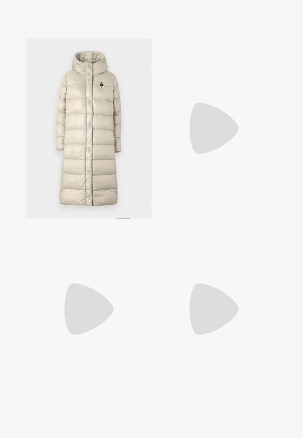 Blauer BELLEVUE - Zimní kabát - beige interno celeste brina; Bílý tričko s krátkým rukávem a tmavě modrými vodorovnými pruhy, s vyšitým logem "Tommy Hilfiger" na hrudi. Klasický design s kulatým výstřihem.; Záhybová bílá sukně s černým elastickým pasem s logem "LACOSTE". Suška je střední délky a má jemnou texturu.; Bílé kožené tenisky s tlustou bílou podrážkou, černým semišovým akcentem na patě a vyraženým logem na boku. Šněrovací design se šesti očka.