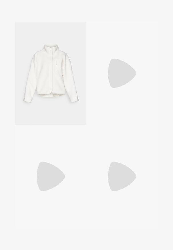 Weiße Fleecejacke mit hohem Kragen, Knopfverschluss und einer vorderen Reißverschlusstasche. Sie zeichnet sich durch einen weichen, strukturierten Stoff und ein kurzes Design aus.; Dunkelblaue Baumwoll-T-Shirt mit kurzen Ärmeln, ausgestattet mit einem weißen "Champion"-Logo. Normale Passform mit Rundhalsausschnitt und weichem Material.; Hellblaue Sweatpants aus weichem Material, mit einem elastischen Bund und eng anliegenden Bündchen an den Knöcheln.; Hellbeige Sportschuh mit einem perforierten Obermaterial, strukturierten Akzenten, gepolstertem Schaftrand und weißer Gummisohle, entworfen für Komfort und Atmungsaktivität.