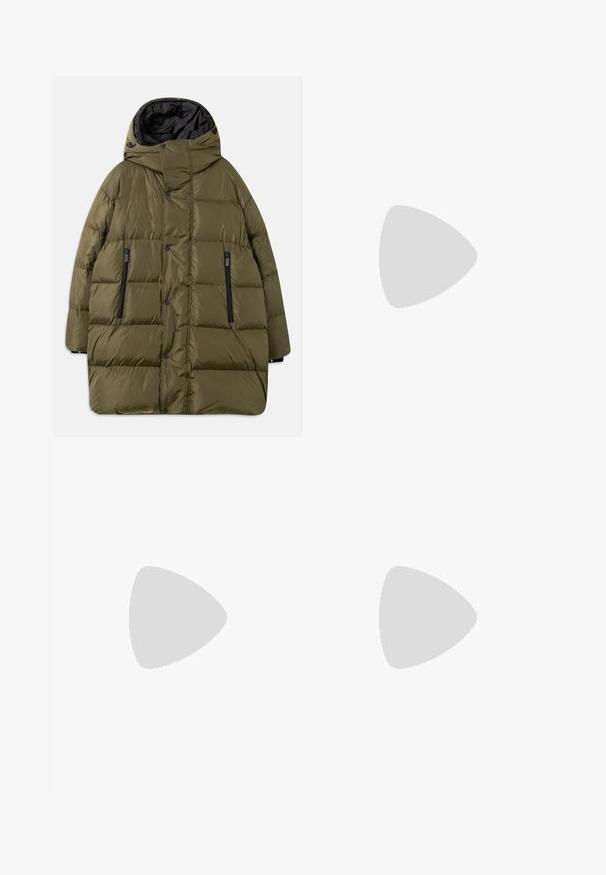 Olivově zelená nadýchaná bunda s kapucí, s prošívaným designem, černými zipovými kapsami a patentkami na přední straně.; Tmavě zelená a bílá pruhovaná mikina s dlouhým rukávem s vyšitým odznakem "Italy EA7" na hrudi a malou značkou EA7 na manžetě.; Černé tepláky s elastickým pasem a úzkými nohavicemi, s malým logem na horní stehenní části, vystavené na bílém pozadí.; Černé kožené tenisky s hladkým povrchem, kulatou špičkou a černými tkaničkami. Mají minimální branding na patě a gumovou podešev.