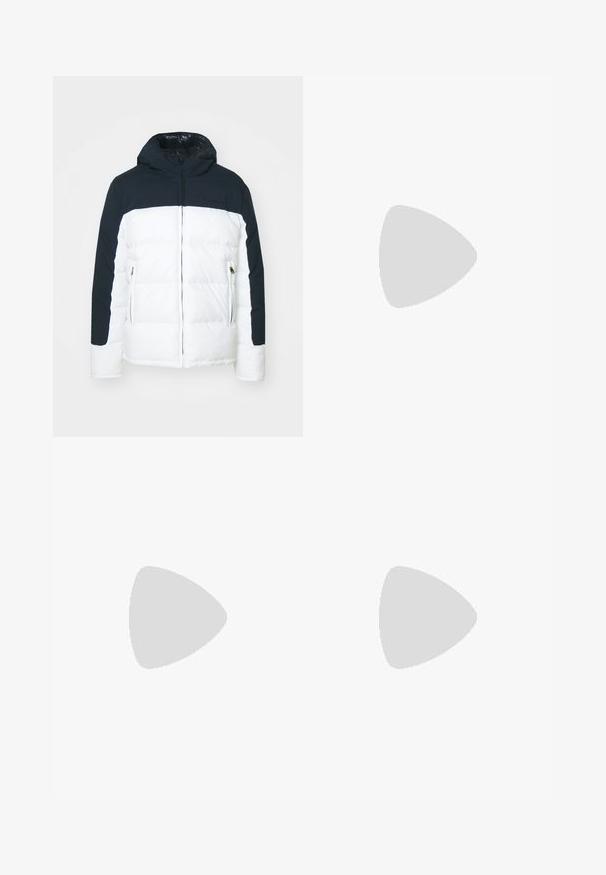 Pufferjakke med en mørkeblå overdel og hvid bund. Har hætte, frontlynlås og lynlåslommer. Glat texture, isoleret design.; Hvid kortærmet sportsbluse lavet af glat stof. Har en rund halsudskæring og et gråt logo på venstre bryst, samt slidser i siderne ved kanten.; Sorte atletiske shorts lavet af letvægtsstof, med en elastisk talje og et hvidt logo på venstre side.; Sort atletiksko med en struktureret overdel, grå camouflage-mønstret sål og flade snørebånd. Har Under Armour-logoet på siden.