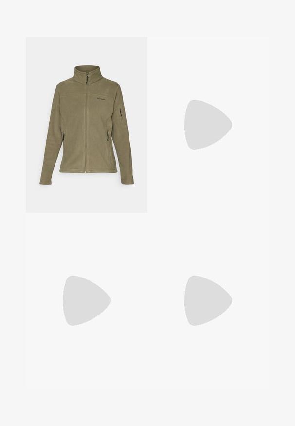 Fleecas jaka olīvzaļā krāsā ar augstu apkakli, priekšējo rāvējslēdzi, sānu kabatām ar rāvējslēdzējiem un logo kreisajā krūtī.; Pelēks īsām piedurknēm T-krekls, kas izgatavots no mīksta, mitrumu noturoša auduma. Tam ir apaļš kakls un neliels balts logo kreisajā augšējā stūrī.; Melnas āra bikses, izgatavotas no viegla auduma, piedāvā taisna griezuma dizainu, kabatas ar rāvējslēdzēju sānos un regulējamu jostasvietu.; Tumši pelēki pārgājienu zābaki, kas izgatavoti no sintētiskā materiāla, ar mīkstu apkakli, metāla acsļi un teksturētu gumijas zoli labākai saķerei.