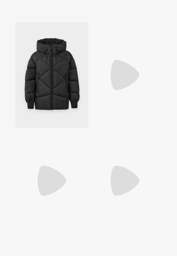 Juodas paminkštintas striukė su kapišonu, turinti užtrauktuką, deimantinės siuvinėjimo raštą ir spiralinės rankovių apdailas. Minkšta, lygi tekstūra.; Balta trumpa rankovė T-marškiniai, pagaminti iš minkštos medvilnės. Charakterizuojami apvali kaklo iškirpte ir laisvu siluetu. Švarus dizainas be matomų raštų ar akcentų.; Balti plačios kelnės, pagamintos iš minkštos medžiagos, su raišteliu liemens srityje ir glotnia tekstūra. Nėra matomų raštų ar puošmenų.; Rožinė šlepetė su blokuotu kulnu, turinti juostelės dizainą, atvirą pirštą ir reguliuojamą kulkšnies dirželį su apvaliu sagtimi.