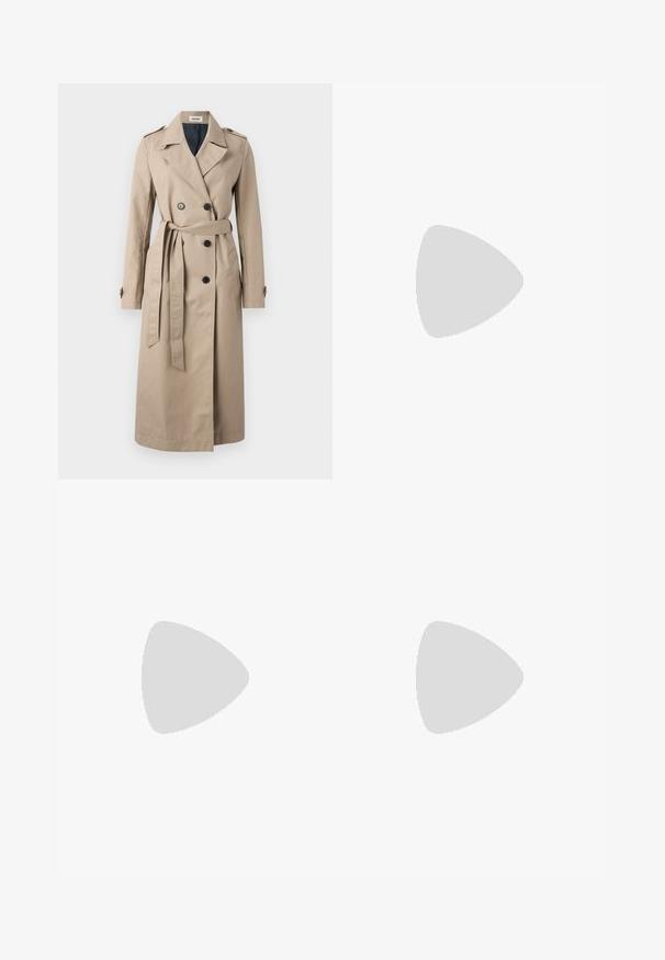 Zadig & Voltaire MANDY - Trenci - latte; Tricou alb cu mânecă scurtă, realizat din bumbac, cu un guler rotund și o croială lejeră, boxy, având detalii minime de cusătură.; Jeans din denim alb cu croială dreaptă, design cu cinci buzunare și accente din metal pe talie și buzunare.; Tricou scurt cu dungi albe, blugi cu picioare largi de culoare albastră deschisă și adidași albi. Ținând o geantă de umăr cu dungi verzi și albe.