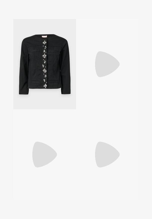 Giacca di jeans nera con colletto rotondo, tasche frontali e decorazioni lungo il centro. Texture liscia, forma aderente.; Top corto a maniche corte bianco lavorato a maglia con un motivo sottile, caratterizzato da un collo rotondo e un'accensione dorata all'orlo. La texture appare leggera e traspirante.; Jeans a zampa d'elefante in denim blu chiaro con vita alta, dotati di due bottoni e tasche frontali. Il tessuto ha una texture sbiadita con variazioni sottili.; Décolleté nera in pelle con tacco alto, punteggiato e dalla texture liscia, caratterizzata da un tacco sottile e un design minimalista.; Mini borsa a tracolla nera in paillettes con una tracolla texturizzata annodata e catena argentata. Forma rotonda con parte superiore arricciata e dettagli riflettenti.
