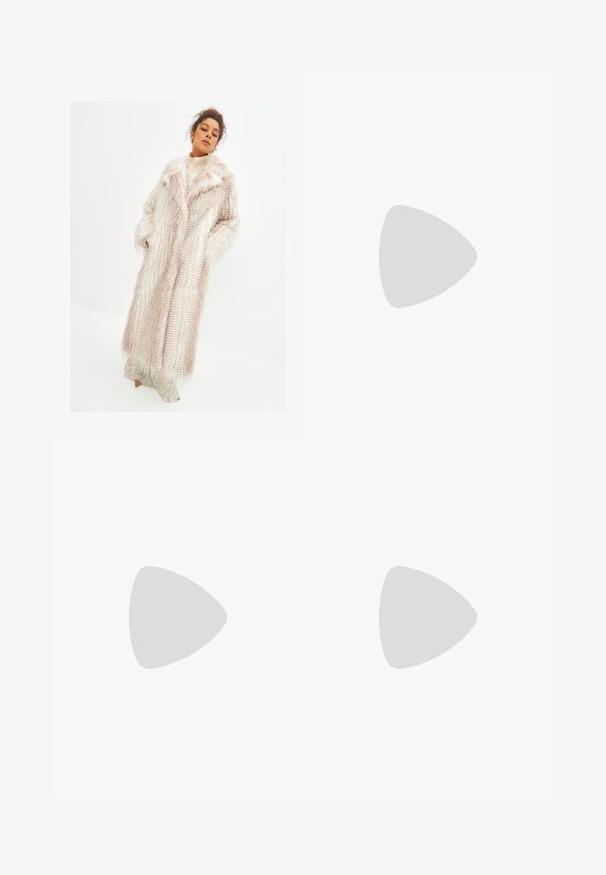 Cesare Gaspari Zimski kaput - beige; Crni skraćeni dukserica izrađena od mekog materijala, s kapuljačom koja se može podešavati uz pomoć povlačenja, prednjim džepom u obliku kengura i malim bijelim Nike logotipom na prsima.; Crne trenirke od mješavine pamuka, s elastičnim pojasom s vezicom, ravnim nogavicama i bijelim Nike logotipom na lijevoj strani.; Crno-bijele Nike niske tenisice imaju glatku kožnu gornjište, okrugli vrh, vezanje na vezice i uzorčeni gumeni potplat.