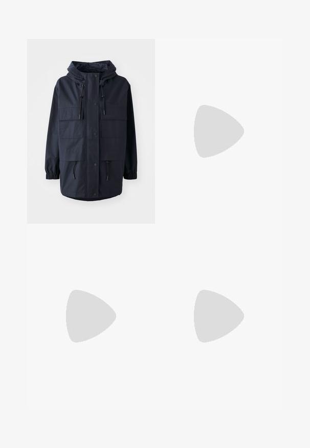 Marineblauwe waterdichte jas met een capuchon, twee grote voorzakken, verstelbare trekkoorden en elastische manchetten. Gemaakt van duurzaam materiaal.; Zwarte katoenen t-shirt met een ronde hals, korte mouwen en een geborduurd logo op de borst. Eenvoudige, comfortabele pasvorm zonder patronen.; Zwarte op maat gemaakte broek met een recht model, voorzien van een soepele textuur en scherpe plooien aan de voorkant. Geen zichtbare hardware.; Zwarte leren slingback hakken met een spitse neus, voorzien van een slanke hak en een goudkleurige accent op de verstelbare band. Gladde textuur.