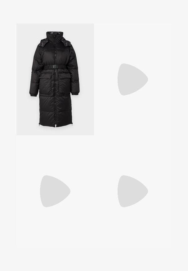 KARL LAGERFELD REVERSIBLE LONG  - Dunfrakker - black; Sort bomulds T-shirt med rund halsudskæring, der har et blåt rektangulært grafisk logo med teksten "KARL LAGERFELD JEANS" på forsiden.; Bredde ben blå denim jeans med et klassisk fem-lomme design, med en frontknap og lynlås lukning, samt en diskret falmet tekstur.; Flade sandaler i creme læder med tynde krydsende stropper, ankelrem med spænde, minimalistisk design og en kontrastfyldt sort sål.
