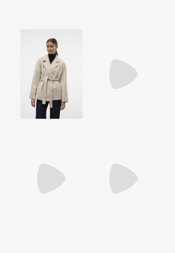 Abrigo envolvente de mezcla de lana beige con cintura ceñida por un cinturón, solapas anchas y mangas largas, que se lleva sobre un cuello de tortuga negro, combinado con jeans oscuros.; Top blanco de manga larga y cuello alto, confeccionado en una tela suave y elástica. Presenta un diseño ajustado, sin patrones o adornos visibles.; Jeans de pernera ancha en azul claro, elaborados en denim, con cintura alta, diseño de cinco bolsillos y un ligero desvanecimiento que les da un aspecto usado.; Zapatillas de plataforma blancas hechas de material sintético suave, con punta redondeada, diseño de cordones y suela de goma texturizada. Acento en el talón negro.
