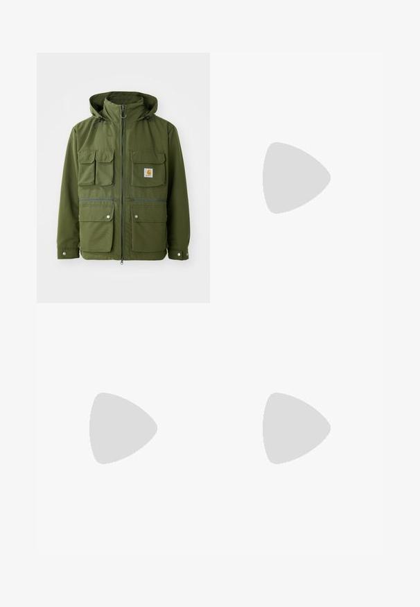 Olivegrüne Jacke mit Reißverschluss, verstellbarer Kapuze, mehreren Fronttaschen und Druckknöpfen. Hergestellt aus leichtem, strukturiertem Stoff.; Schwarzes T-Shirt mit kurzen Ärmeln in lockerer Passform, aus glattem Baumwollmaterial, mit rundem Ausschnitt und minimalistischem Design.; Leichte Denim-Hosen in einer dunklen Blaunuance, mit hoher Taille, weiten Beinen, vorderen Falten und einem Knopfverschluss.; Weiße Sneaker mit schwarzen Streifen und goldener Markenkennzeichnung. Verfügt über Materialien aus Wildleder und Leder, ein durchlässiges Obermaterial und eine strukturierte Gummisohle.; Sport-Sonnenbrille mit einem schwarzen Rahmen, blauen Spiegelgläsern, kantiger Form und Gummi-Nasenpolstern für besseren Halt. Die Gläser haben einen Verlaufstönung.