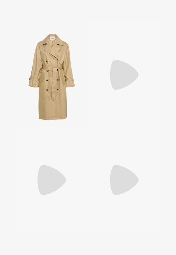 Beige trench coat lavet af glat, letvægtsstof. Har en dobbeltknaplukning foran, sidelommer og et bundet taljebælte.; Mørkebrun strikket trøje med rund halsudskæring, sænkede skuldre, ribbede manchetter og kant, der har en blød tekstur og afslappet pasform.; Brune bredbunde bukser med en glat tekstur, der har høj talje og plisseringer foran. Stoffet er let og falder løst.; Brune lædersandal med krydsende stropper, ankelspænde og en flad sål med minimale syninger.; Lyseblå håndtaske med struktureret design, to håndtag og spænde i sølvfarvet metal. Tekstureret materiale og skarpe hjørner.