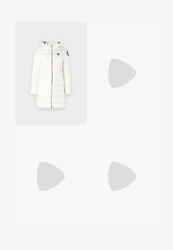 Blauer AGNES - Winter coat - bianco ottico; Black ribbed t-shirt with short sleeves, featuring white "TOMMY JEANS" logo and text in a distressed style across the chest.; Wide-leg white jeans made from cotton blend fabric. Features a zipper fly, five-pocket design, and stitching along the seams.; Black leather sneakers feature a white rubber sole and side logo patch with red and blue accents. Classic lace-up design with rounded toe.