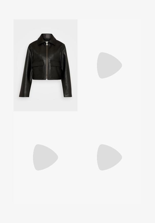 Abercrombie & Fitch JACKET - Jakna od umjetne kože - black beauty; Crna majica kratkih rukava napravljena od rastezljivog materijala, s prilagođenim dizajnom i nabranim detaljima sa strane. Glatka tekstura, klasičan oblik.; Crne poliester hlače culotte s elastičnim pojasom, dva prednja nabora i širokim krojem. Nema vidljivih uzoraka ili metalnih detalja.; Crne lakirane sandale na pete sa kvadratnim nosom, trakama oko gležnja i srebrnim kopčama. Imaju čvrst blok petu za stabilnost.