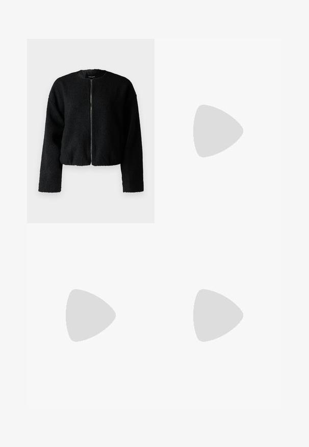 Giacca nera corta realizzata in un tessuto strutturato e soffice. Presenta un colletto rotondo e una cerniera frontale, con maniche lunghe e morbide.; T-shirt di cotone nero, maniche corte, collo a giro, vestibilità comoda, texture liscia, design semplice, senza motivi o dettagli.; Pantaloni neri a gamba larga con cintura elastica. Realizzati in un materiale testurizzato, presentano una vestibilità ampia e un taglio dritto dalla vita all'orlo.; Espadriglia grigia in suede con suola in juta intrecciata, punta a mandorla e dettagli di cucitura minimi. Texture liscia con design piatto.