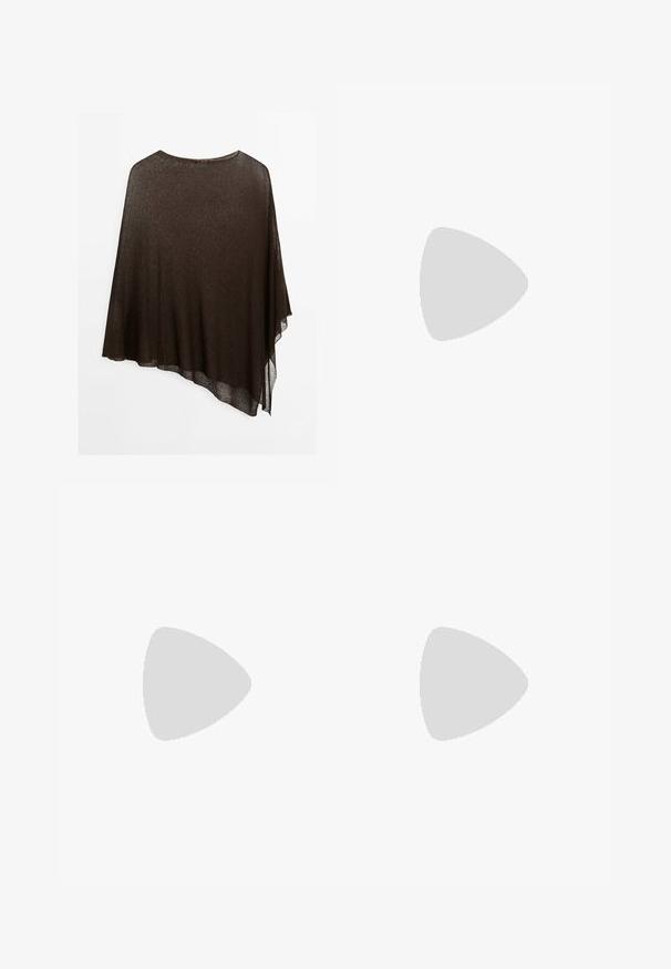 Brun gennemsigtig poncho med asymmetrisk kant, let vævning, bred halsudskæring og flydende design til draperet brug.; Hvid tætsiddende crop top med firkantet halsudskæring, smalle skulderstropper, båret med højtaljede sorte jeans. Glat, strækbart stof.; Sorte brede bukser lavet af et glat stof, med høj talje, forfaldne folder og sidelommer. Simpelt design uden udsmykninger.; Brune ruskinds højhælede sko med spidse tæer og en bred blokhælt. Glat tekstur og minimalistisk design. Ingen synlige hardware eller mønstre.; Vævet brun læderhåndtaske med et afrundet topgreb og en åben silhuet, der har en struktureret overflade og et elegant, minimalistisk design.
