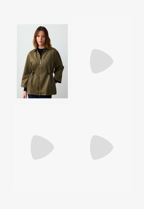 Veste en faux suède verte avec fermeture éclair, col, taille à cordon et manches larges. Présente des coutures contrastantes et une texture lisse.; T-shirt en coton noir à manches courtes, col rond et coupe ample. Design uni sans motifs ni embellissements.; Pantalon en denim noir à jambes larges avec une taille haute, comprenant des poches avant et arrière, des coutures piquées et une fermeture à bouton. Texture lisse.; Bershka Sandales à talons hauts - black