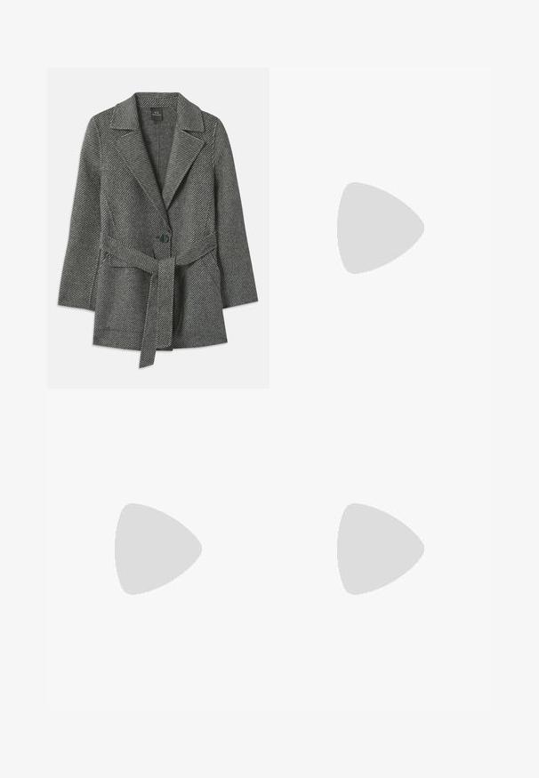 Mantello grigio a motivo a spina di pesce con colletto a punta, chiusura con un solo bottone e una cintura coordinata in vita. Tessuto morbido e texture piacevole.; Body nero a maniche lunghe con scollatura rotonda, design fitted e parte inferiore a slip. Realizzato in tessuto morbido ed elastico per il massimo comfort.; Pantaloni grigi con texture, dotati di cintura elastica e design a gamba dritta. Presentano un motivo sottile per un ulteriore interesse visivo.; Scarpa nera con punta a punta alta in pelle di coccodrillo, caratterizzata da un design elegante, alto tacco a spillo e interno nero liscio.