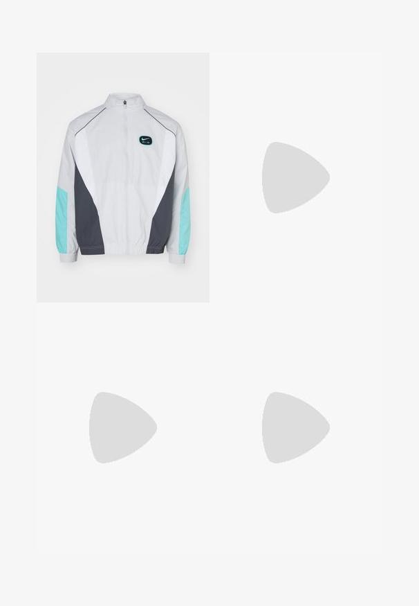 Vit och grå vindjacka med dragkedja fram, turkosa detaljer och en Nike Air-logo. Har elastiska ärmslut och nederkant.; Svart kortärmad T-shirt i bomull med en stor grön och grå Nike-logga på framsidan, med rund halsringning.; Vita träningsbyxor med en ljus aquablå sidopanel, elastisk midja, samlade manschetter och en rund svart logotyp på höger lår.; Grå atletiska sko med en överdel av mesh och mocka, vita accenter, en vadderad sula och en unik design med reflekterande element.