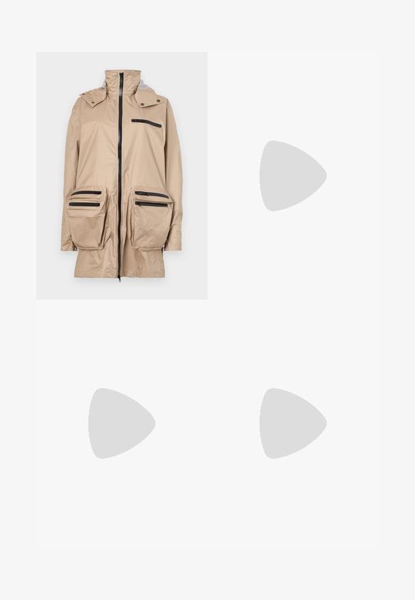 Bežová vodotesná bunda s vysokým golierom, predným zipsom a viacerými čiernymi zipsovými vreckami na hrudi a bokoch. Hladká textúra.; Biely skrátený tričko, krátke široké rukávy, mäkký bavlnený materiál, okrúhly výstrih s jemným oranžovým lemovaním, minimalistický dizajn, bez vzorov alebo grafiky.; Čierne krajčírské nohavice so strihom rovného nohu, s hladkou textúrou a ostrými skladmi pozdĺž prednej časti. Žiadne viditeľné hardvér.; Čierne kožené slingback lodičky s špicatou špičkou, nízkym opätkom a hladkým povrchom. Obsahujú tenký nastaviteľný remienok pre bezpečné upevnenie.