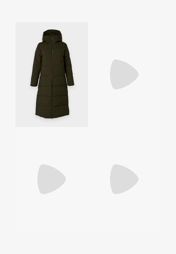 Manteau puffer long capuche en vert olive foncé. Comprend une fermeture éclair à l'avant, des poches latérales et un motif matelassé pour l'isolation. Texture lisse.; T-shirt en coton noir avec un col rond, des manches courtes et un logo brodé sur la poitrine. Coupe simple et décontractée sans motifs.; Jean blanc à jambes larges en tissu mélangé de coton. Caractéristiques : fermeture à glissière, format cinq poches et coutures le long des coutures.; Sandales beiges à talons carrés avec des fines brides et un bout carré. Matière lisse avec des détails minimaux, conçues pour un port facile.