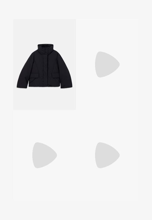 Geknipte zwarte donsjack met hoge kraag, voorzien van een sluiting met knopen aan de voorkant en twee zijzakken, gemaakt van glad, geïsoleerd materiaal.; Geribbelde, crèmekleurige polo met lange, flare mouwen en een placket met vijf knopen. Beschikt over een kraag met een zachte textuur.; Donkerblauwe pinstriped broek met een hoge taille, wijde pijpen en zonder zichtbare hardware of versieringen. Glad textuur en nauwkeurige pasvorm.; Paul Smith TOPANGA - Ballerina's - black