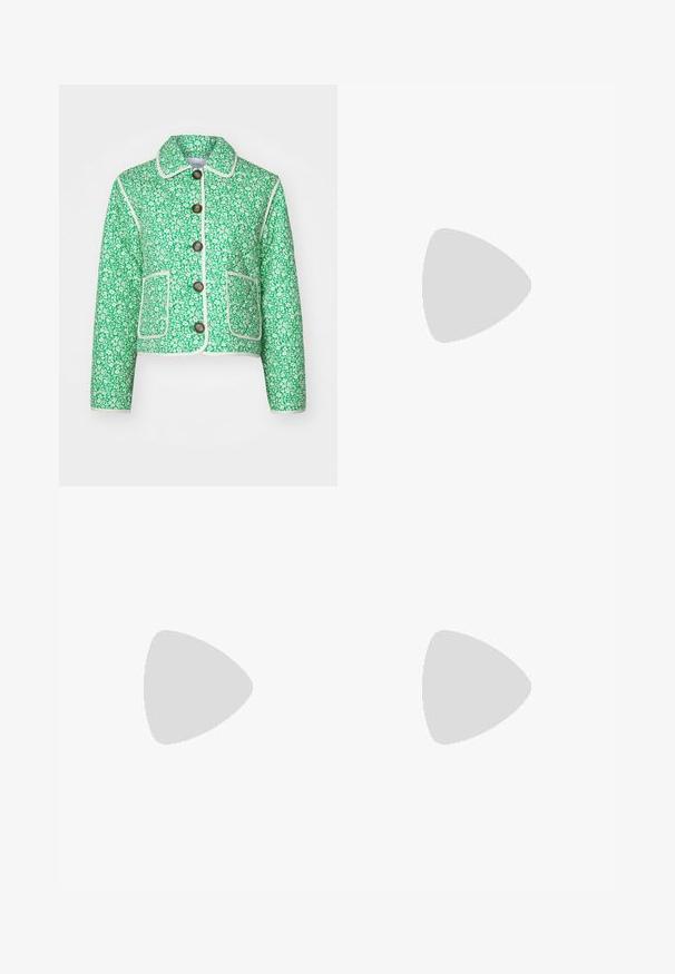 Πράσινο floral σακάκι με cropped σχέδιο, λευκές ραφές, κλείσιμο με κουμπί και μπροστινές τσέπες. Κατασκευασμένο από υφασμάτινο υλικ�ό, διαθέτει γιακά.; Λευκή αμάνικη μπλούζα με στρογγυλή λαιμόκοψη. Φτιαγμένη από απαλό ύφασμα, διαθέτει χαλαρή εφαρμογή και μινιμαλιστικό σχέδιο. Χωρίς μοτίβα ή αξεσουάρ.; Ανοιχτό μπλε ψηλόμεσα παντελόνα με φαρδιά πόδια, κλείσιμο με κουμπί, μπροστινές τσέπες, θηλάκια ζώνης και διακριτική φθορά.; Λευκό πέδιλο με ψηλό τακούνι και χοντρή φτέρνα, διαθέτει σχέδιο με λουριά και λουράκι στον αστράγαλο. Λείο υλικό με μπροστινό πλατφόρμα για επιπλέον ύψος.