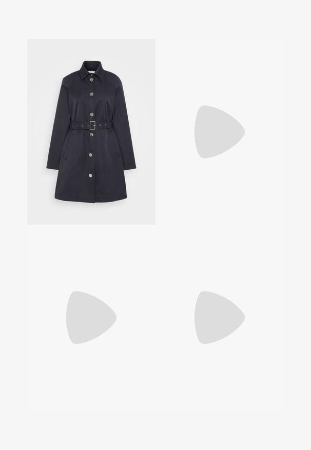 Cappotto impermeabile navy con vita a cintura, bottoni argentati e colletto. Presenta tasche laterali e un design fino al ginocchio. Materiale liscio e impermeabile.; T-shirt in cotone nero con colletto a girocollo, maniche corte, caratterizzata dal logo e dal testo «GANT 1949» in bianco e rosso sul lato sinistro del petto.; Pantaloni neri su misura con un design a gamba dritta, caratterizzati da una texture liscia e pieghe ben definite sul davanti. Senza hardware visibile.; Tacchi slingback in pelle nera con punta affusolata, caratterizzati da un tacco alto e un accento dorato sulla cinghia regolabile. Texture liscia.