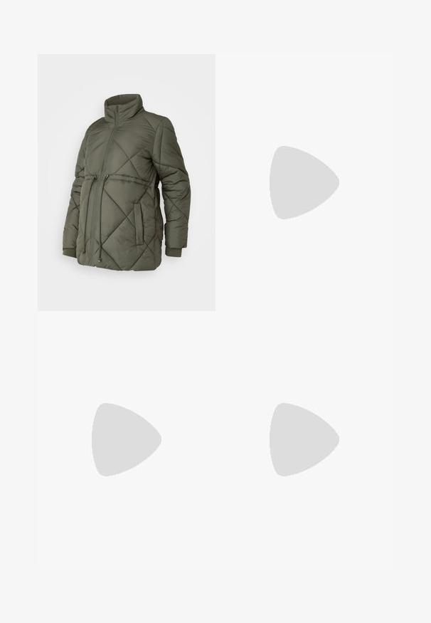 Tamsiai žalia, siuvinėta pūkinė striukė su aukštu apykakle, priekyje užtrauktuku, elastingais rankogaliais ir reguliuojamu raišteliu liemeni.; Juodasis golfas su laisvu siluetu, raukšlėtu paviršiumi ir pūstomis rankovėmis. Pagamintas iš minkštos medžiagos, kurios kraštas pasiekia juosmens liniją.; Juodos plačios kelnės su elastinga juosmeniu ir lygia, tampria tekstūra. Turi paprastą dizainą, be raštų ar puošmenų.; Smėlio spalvos odiniai aulinukai su blokuotu kulnu ir platforma, lygiu paviršiumi ir šiek tiek kvadratiniu nosiu, pasukti kairėn ant balto fono.