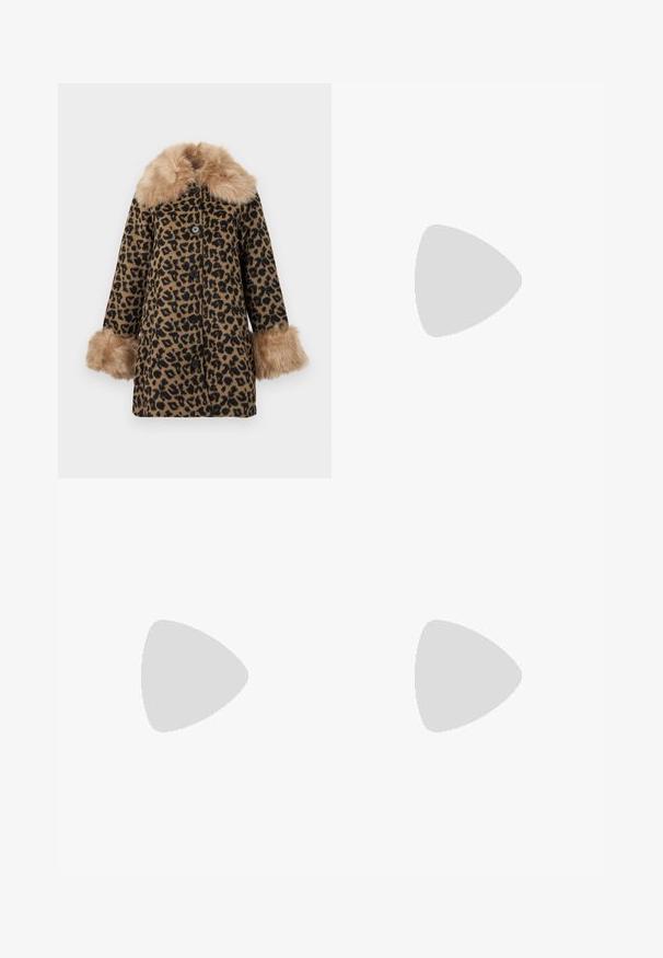 Παλτό με λεοπάρ τυπώματα, με μπεζ βάση και μαύρες κηλίδες, ψεύτικη γούνα στον γιακά και τους μανικιών, και κλείσιμο με κουμπιά μπροστά. Μαλακή υφή σε όλη την επιφάνεια.; Μαύρο fitted μπλουζάκι με μακριά μανίκια και τετράγωνη λαιμόκοψη, με ετικέτα GAP, εμφανίζεται σε λευκό φόντο.; Φαρδιά τζιν παντελόνια σε σκούρο μπλε τζιν. Διαθέτουν αντίθεση στη ραφή, πέντε τσέπες και κλείσιμο με κουμπί στη μέση. Λείο υλικό.; Μαύρες επίπεδες γυναικείες παπουτσάκια με μια μικρή λεπτομέρεια φιόγκο στην μύτη, συνδυασμένες με σκούρες καφέ ριγέ καλσόν. Τα παπούτσια έχουν λεία υφή και χαμηλό προφίλ.