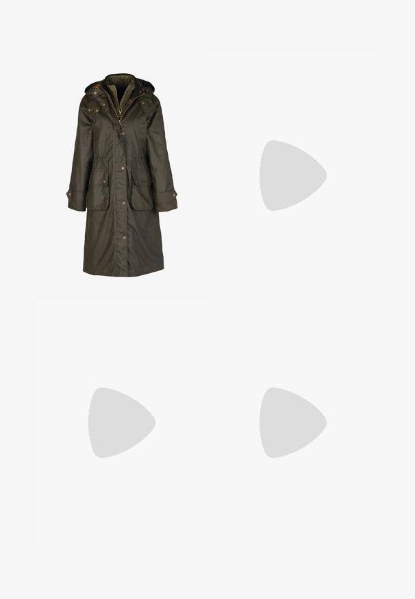 Cappotto lungo verde oliva con zip e chiusura a pressione, due tasche frontali, cappuccio regolabile e fodera trapuntata.; T-shirt bianca cropped, maniche corte e larghe, tessuto di cotone morbido, scollatura rotonda con bordino arancione sottile, design minimale, senza motivi o grafiche.; Pantaloni neri a gamba larga realizzati in cotone, con vita alta, ampie tasche laterali e vita con cintura arricchita da dettagli in metallo argentato.; Mocassini in pelle bianca con piattaforma e suola in gomma nera spessa, dotati di punta arrotondata e minima decorazione a cucitura.