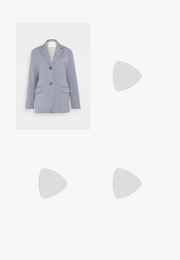 Blazer su misura blu chiaro realizzato in tessuto liscio, con lunghe alette, due tasche frontali e due bottoni marroni.; Top bianco a maniche corte realizzato in tessuto morbido, con scollo rotondo e dettagli arricciati in vita per un look aderente.; Pantaloni a gamba larga in morbido tessuto bianco, caratterizzati da un elastico in vita con cordoncino, texture liscia e senza ulteriori adornamenti.; Pump beige in suede con tacco alto, punta affilata e tacco a blocco massiccio. Il materiale ha una consistenza morbida con una finitura liscia.