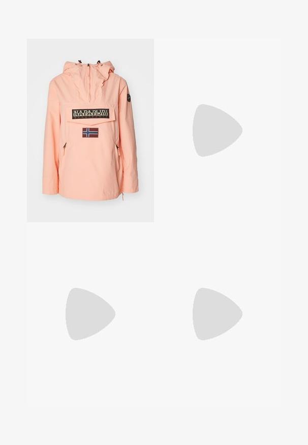 Jachetă windbreaker roz deschis cu glugă, având un buzunar frontal, un patch cu logo negru și un detaliu cu steagul norvegian. Include buzunare laterale cu fermoar.; Top scurt ribbed negru, cu decolteu rotund și fără mâneci. Fabricat dintr-un material moale și elastic, având margini finisate.; Pantaloni cargo negri cu talie înaltă, pliere în față, două buzunare laterale și croială lejeră, confecționați dintr-un material rezistent cu o textură netedă.; Tenisi negri cu glezna înaltă, cu șireturi albe, un logo alb și cusături albe contrastante. Prezintă o talpă groasă albă și un exterior din nubuc texturat.