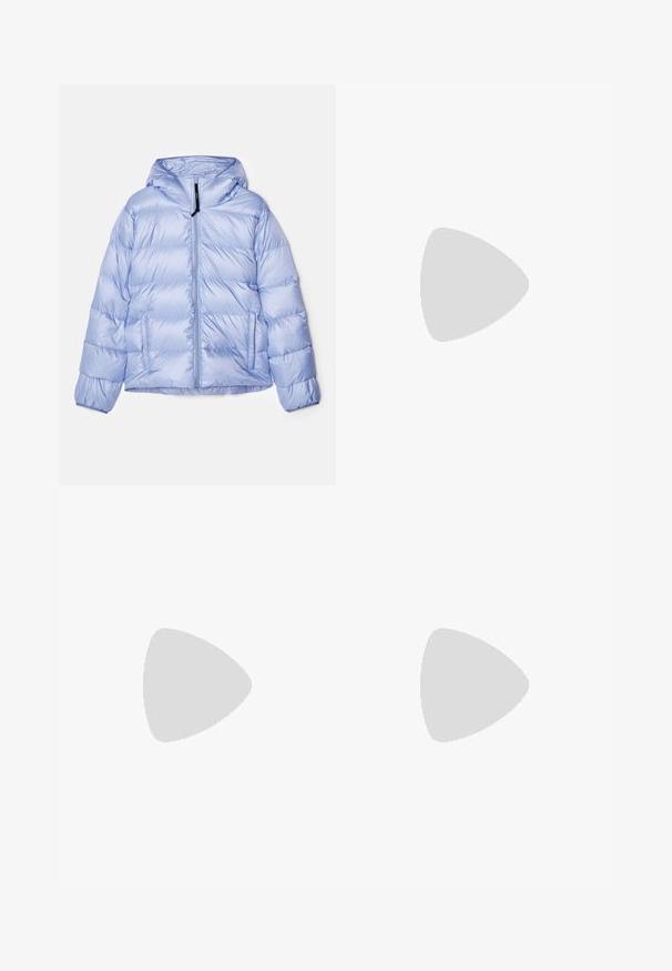 ASPESI BUDD - Daunenjacke - azzurro/sky blue; Weißes Baumwoll-T-Shirt mit kurzen Ärmeln, Rundhalsausschnitt und glatter Textur. Einfaches Design ohne Muster oder Grafiken.; Schwarze Denim-Jeans mit geradem Beinschnitt, fünf Taschen, metallischem Knopfverschluss und dezenten Steppdetails. Glatte Textur und einfarbig.; Schwarze Lederloafers mit glatter Textur, rundem Zehenbereich und einem dekorativen Riemen über dem Vorderfuß. Niedriger, gestapelter Absatz, minimalistisches Design.; Schwarze rechteckige Sonnenbrille mit dunklen Gläsern, dickem Kunststoffrahmen, goldenen Akzenten an den Bügeln und eingraviertem Markenlogo am Arm.