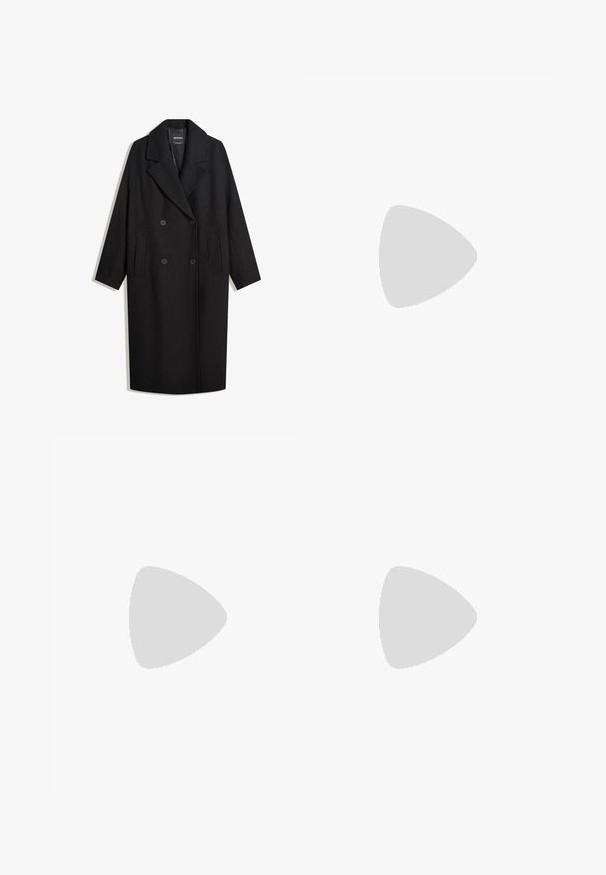 Svart ullrock med dubbelknäppt front, stora slag, två framfickor och trekvartslånga ärmar. Slät textur.; Svart kortärmad topp i slät tyg; har en draperad halsringning och asymmetrisk nederkant, med en figursydd kropp.; Svarta byxor med rak passform, utrustade med framfickor och sidoklyvningar vid fållen. Tillverkade av mjukt, slätt tyg. Lämpliga för olika tillfällen.; Svart läderknähöga stövlar med spetsig tå, silverfärgade spännen och klumpig klack. Har en dragflik för enkel påtagning.