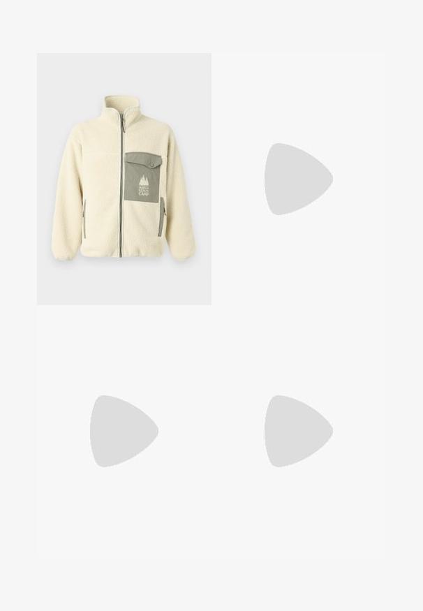 Fleece takki vaaleassa värissä, jossa on korkea kaulus, etuvetoketju ja vihreä rintatasku, jossa on logo ja napillinen suljenta.; Lyhythihainen valkoinen T-paita, jossa on pieni musta "NN. 07" -teksti vasemmassa rinnassa vaaleaa taustaa vasten.; Mustat laskostetut housut, joissa on teksturoitu kangas, suoran lahkeen muotoilu ja tavanomainen vyötärö. Ei näkyviä taskuja tai metalliosia.; Musta kudottu liukupohjallinen kenka, jossa on sileä nahkakorostus päällisessä, pyöreä kärki ja matala kumipohja.