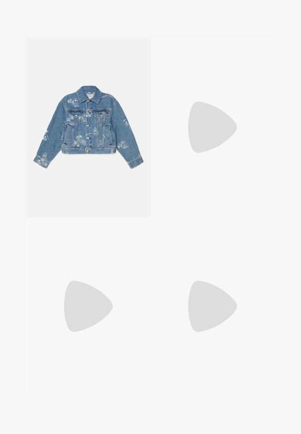 Veste en denim bleu clair avec des graphismes imprimés blancs, manches longues, col classique, fermeture à boutons et deux poches avant.; Pull en maille gris avec des manches longues, un col rond, des bords-côtes aux poignets et à l'ourlet, présentant une texture douce et une coupe décontractée.; Jean en denim bleu clair avec une taille haute, un design à jambes larges et une finition délavée. Dispose d'un style classique à cinq poches et d'une fermeture à bouton métallique.; Bottes en suède brun à plateforme avec des panneaux latéraux élastiques et des languettes orange, associées à une jupe en denim clair arrivant au genou sur un sol en bois.