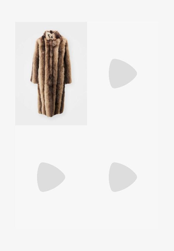 Et Ochs EXCLUSIVE LONG COAT - Žieminis paltas - brown; Minkšta juoda golf polo su ilgomis rankovėmis, laisvu kirpimu, minimaliais siūlais ir be matomų puošmenų.; Šviesiai mėlynos džinsinės plačios kojelės kelnės su vidutinės talpos liemeniu, penkiais kišenėmis ir mygtukų užtrauktuku, turinčiu metalinę aparatūrą ir nublukusį efektą.; Juodos odinės iki kelių siekiančios botai su lygiu paviršiumi, kvadratiniu pirštu, storu kulnu ir šoniniu kilputė, su minimaliais siuvimo akcentais.
