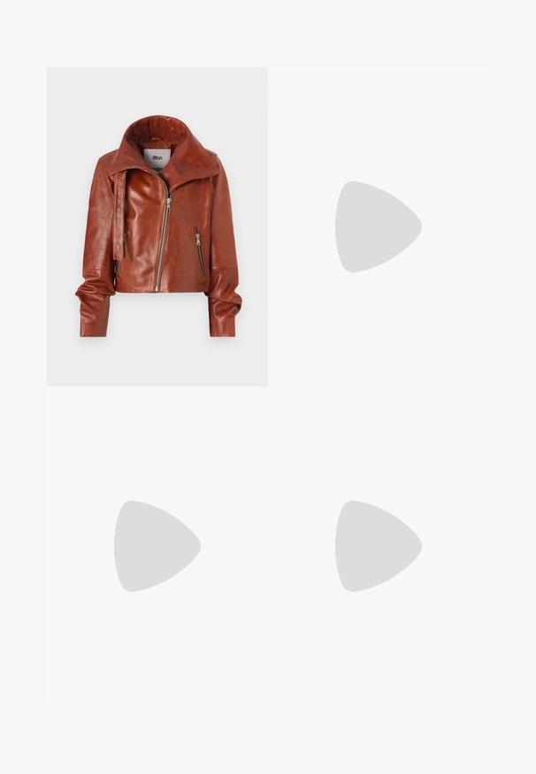 Veste en cuir marron cropped avec un col haut, dotée de fermetures éclair et d'un design arrondi. Texture lisse avec des détails matériels accentués.; T-shirt en coton blanc avec des manches courtes, un col rond, une coupe décontractée et un ourlet cousu. Étiquette visible à l'intérieur du col.; Pantalons blancs à jambes larges en coton avec une texture douce. Comprend un bouton à l'avant, une fermeture éclair et un design à quatre poches.; Stuart Weitzman NUDIST BLOCK 75 - Escarpins - black