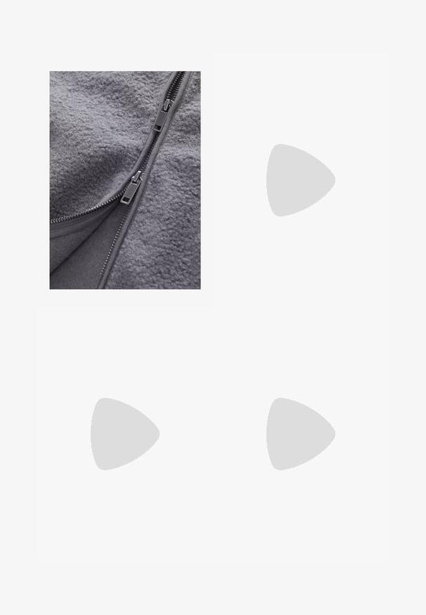 Tessuto in fleece grigio con una texture morbida e zip lungo l'apertura. Le zip sono dotate di tiranti metallici lungo i bordi per una maggiore funzionalità.; Maglietta bianca in cotone, con scollatura rotonda nera e tre strisce nere su ciascuna spalla. Piccolo logo nero sul petto.; Pantaloni sportivi neri con cintura elastica, caratterizzati da grandi accenti bianchi curvi sui lati e un piccolo logo sulla parte superiore della coscia.; Scarpa sportiva nera con strisce bianche, tomaia in rete, punta arrotondata e suola ammortizzata. Presenta un tallone testurizzato e un sistema di allacciatura sicuro.