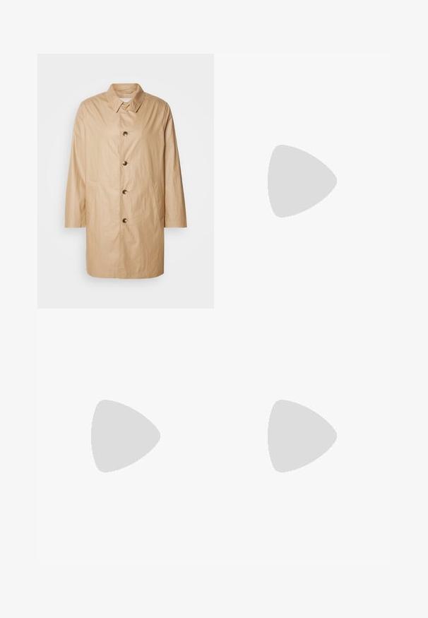 Cappotto beige di lunghezza media realizzato in tessuto leggero, con taglio dritto, chiusura a bottoni, colletto a punta e tasche laterali.; Maglietta nera a maniche corte realizzata in un morbido misto cotone, con scollatura a girocollo e un design minimalista senza motivi o dettagli.; Pantaloni jogger neri realizzati in tessuto liscio. Presentano una vita elasticizzata con stringa, gambe affusolate e senza tasche visibili. Design semplice.; Sneaker in pelle nera a basso profilo con lacci neri e suola avorio, mostrato di profilo su sfondo bianco.