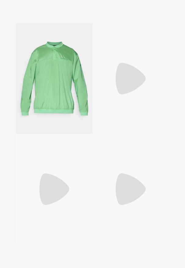 Lys grøn pulloverjakke med mandarin krave, elastisk talje, lange ærmer og branding på brystet. Glat, letvægtsstof.; Sort kortærmet t-shirt lavet af glat, letvægtsstof. Har en rund halsudskæring og et broderet logo på brystet.; Sorte vandtætte bukser med en glat tekstur, der har et GORE-TEX-logo på fronten og forstærkede nederste ben for holdbarhed.; Sort løbesko med syntetisk overdel, struktureret design og kontrasterende røde accenter. Udstyret med et sikret snøresystem og en robust ydersål.